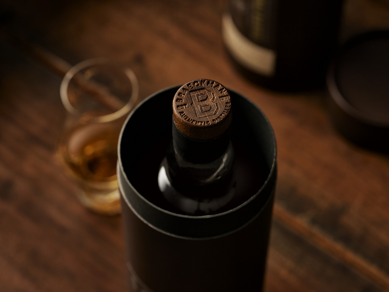 Quatre Mains package design - bottle, whiskey, imprint, embossing, wood