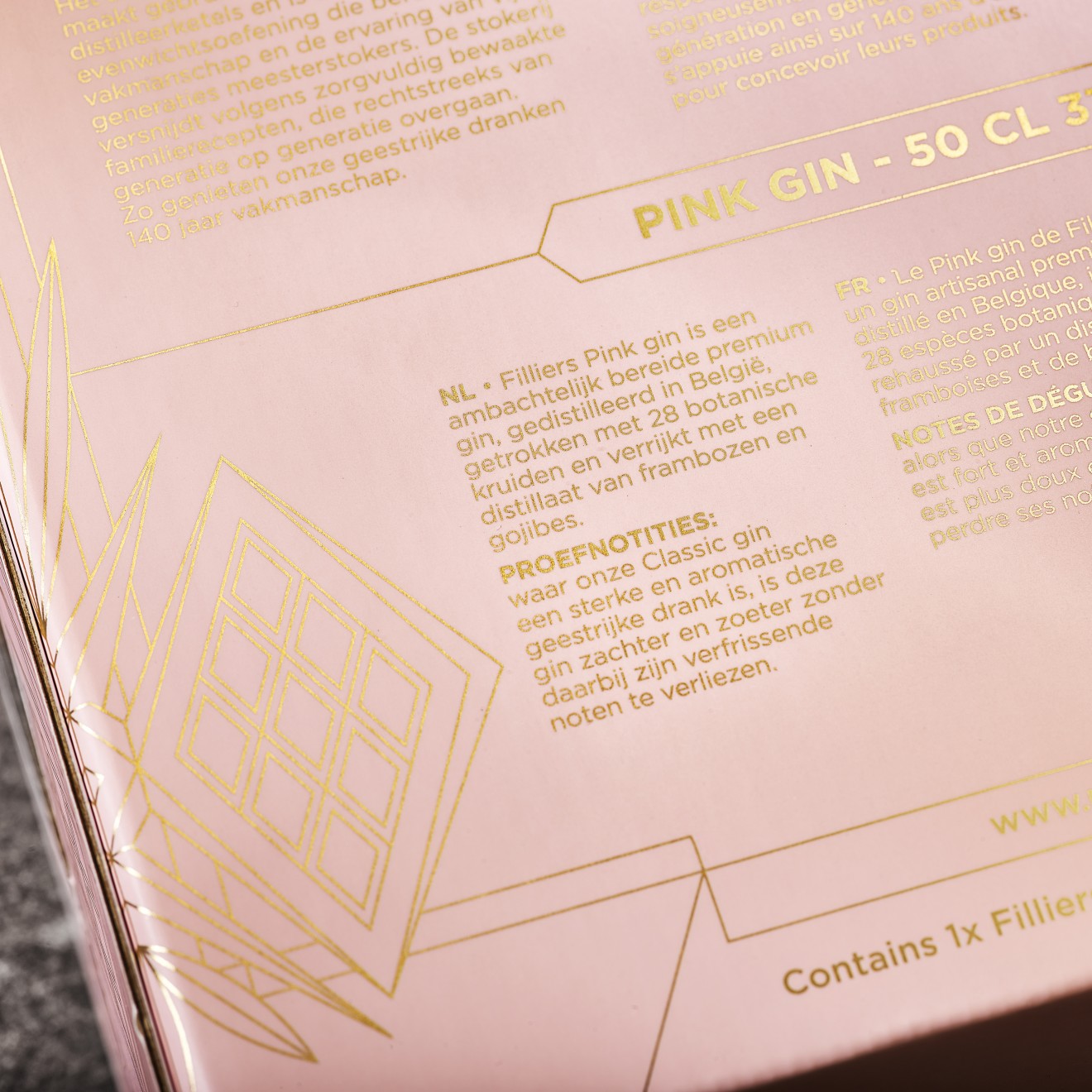 Quatre Mains package design - retro, pink