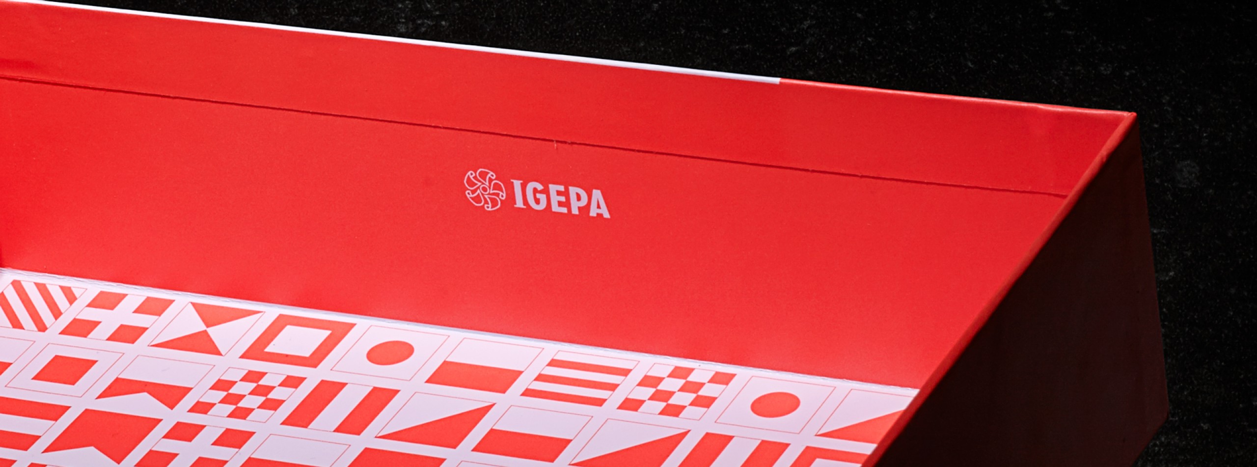 Quatre Mains package design - Package design igepa, lightbox, paper, quatre mains